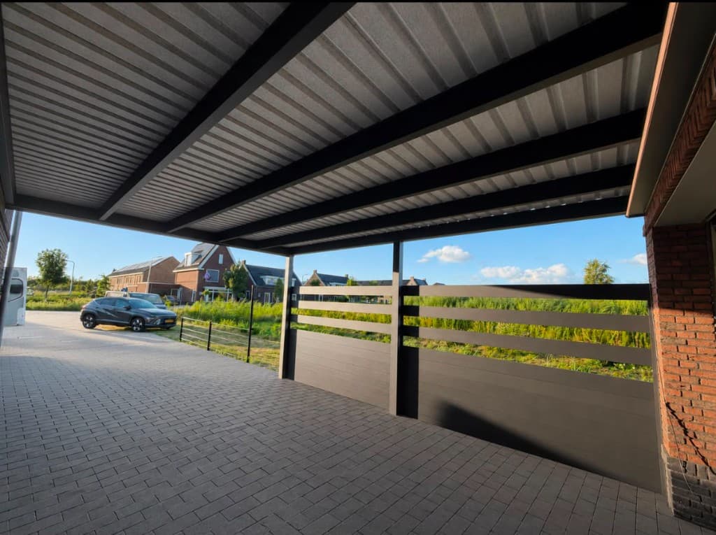 Carport met privacywand — interieurzicht