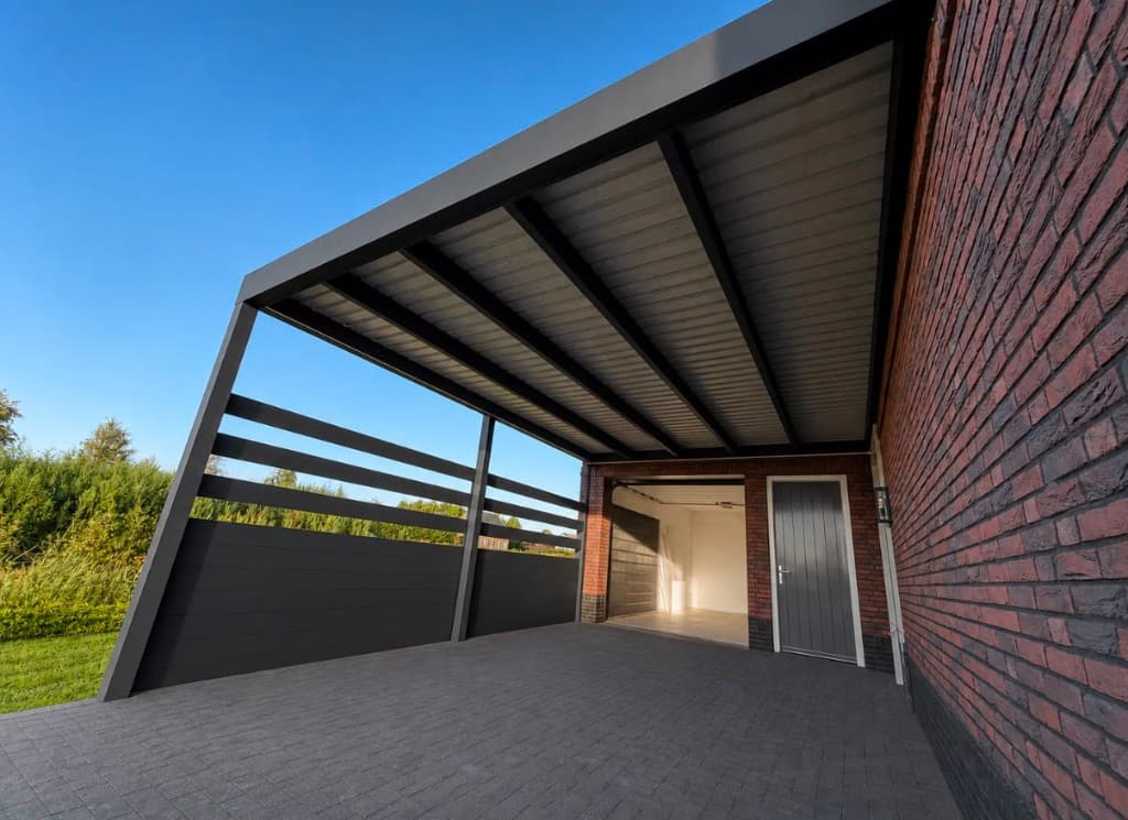 Carport aangebouwd aan bakstenen woning