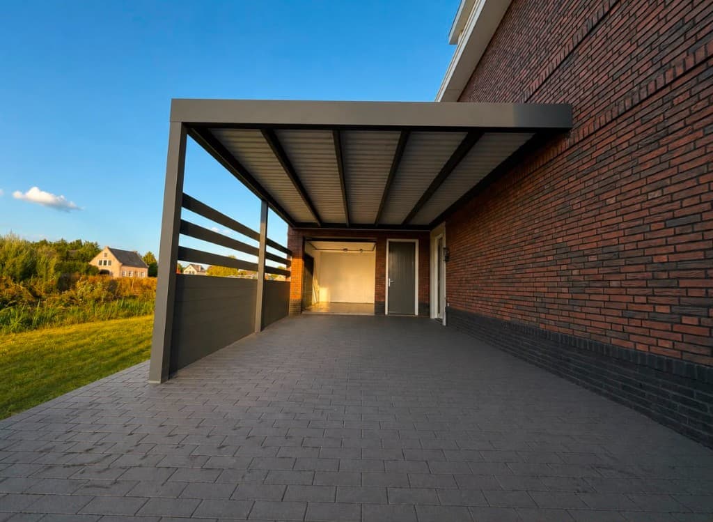 Carport met horizontale latten en bakstenen gevel